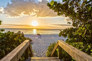 Una spiaggia nelle vicinanze