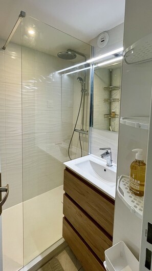 Secadora de cabello, jabón, papel de baño