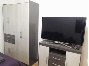 2 quartos, cofres nos quartos, ferros/tábuas de passar roupa