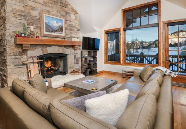 Smart TV, fireplace