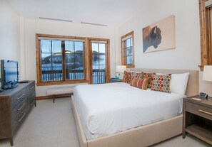 3 bedrooms, desk, iron/ironing board, WiFi - Ski-in/out luxury condo. Best in the complex. Outdoor pool and hot tubs!! (Bachelor Gulch)