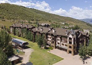 Exterior - Ski-in/out luxury condo. Best in the complex. Outdoor pool and hot tubs!! (Bachelor Gulch)
