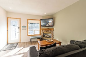 Smart TV, fireplace - Lodge at Banff getaway (Harvie Heights)