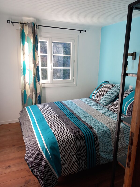 4 slaapkamers, een bureau, een strijkplank/strijkijzer, reisbedje
