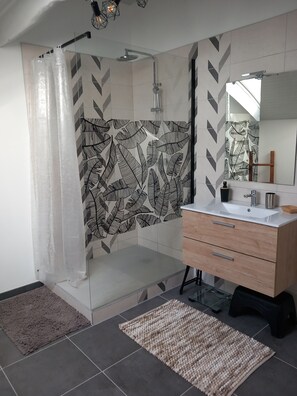 Een douche, een haardroger, handdoeken, zeep