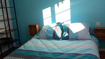 4 slaapkamers, een bureau, een strijkplank/strijkijzer, reisbedje