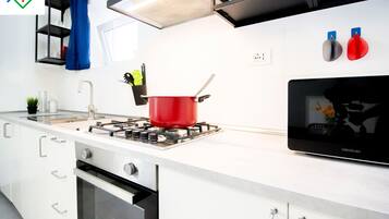 Fridge, microwave, oven, stovetop