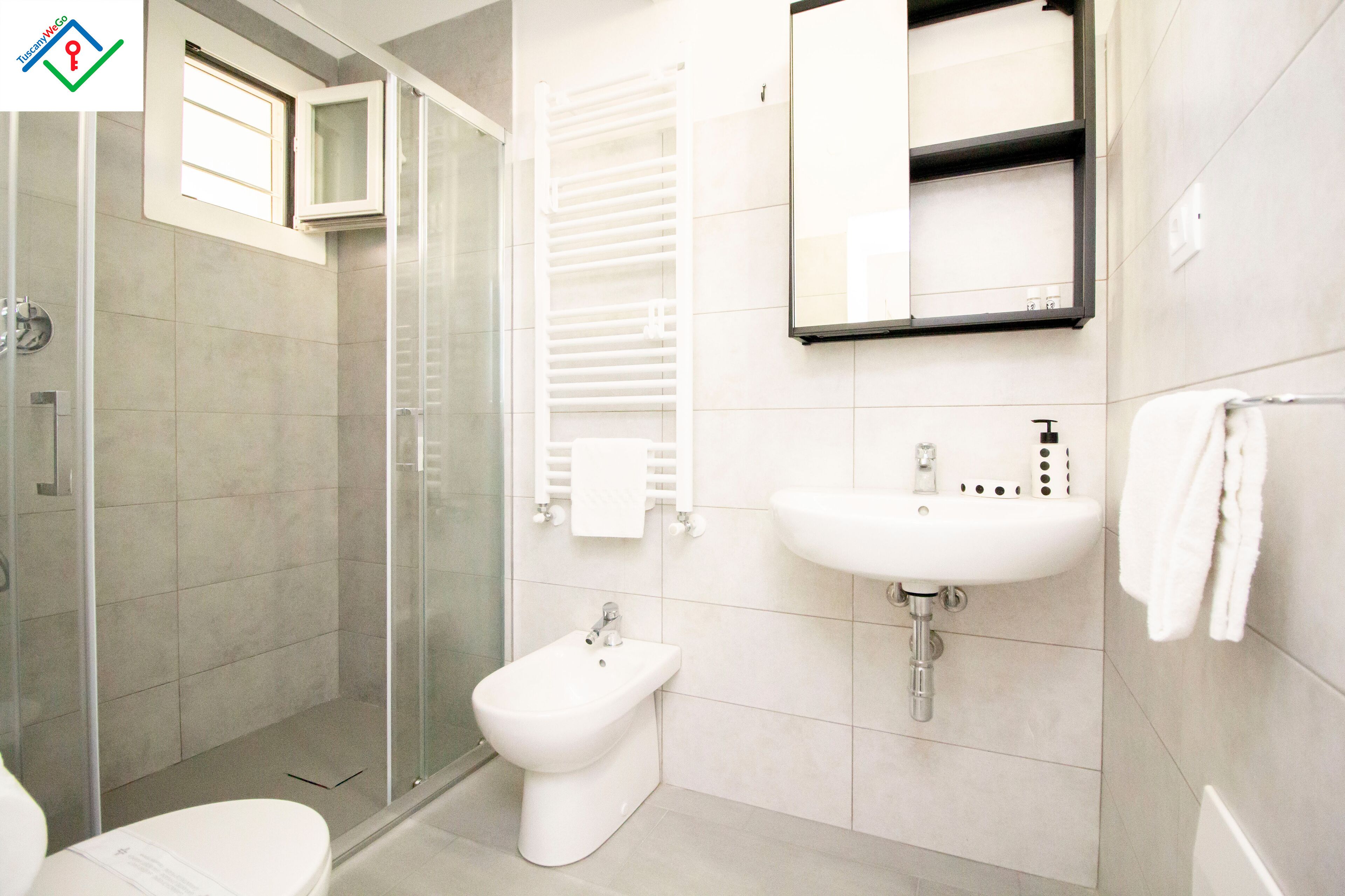 Dusche, Haartrockner, Bidet, Handtücher
