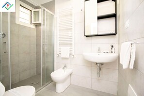 Dusche, Haartrockner, Bidet, Handtücher