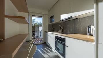 Fridge, oven, dishwasher, coffee/tea maker