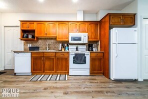 Fridge, microwave, oven, stovetop - Chic Modern Vibes - KING Bed - Fireplace - Sleeps 4 - Wifi (Edmonton)