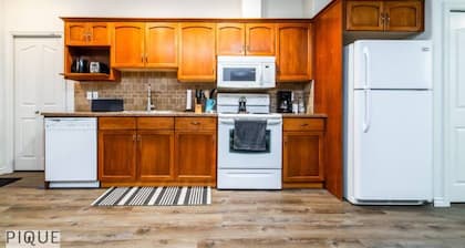 Chic Modern Vibes - KING Bed - Fireplace - Sleeps 4 - Wifi