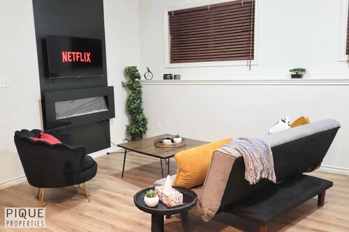 Chic Modern Vibes - KING Bed - Fireplace - Sleeps 4 - Wifi