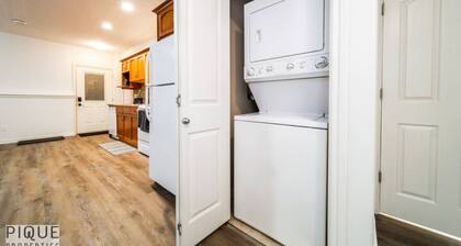 Chic Modern Vibes - KING Bed - Fireplace - Sleeps 4 - Wifi