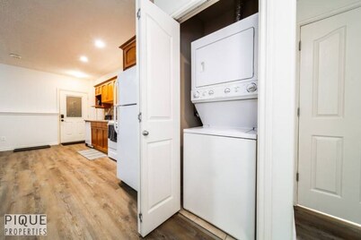 Chic Modern Vibes - KING Bed - Fireplace - Sleeps 4 - Wifi