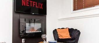 Chic Modern Vibes - KING Bed - Fireplace - Sleeps 4 - Wifi