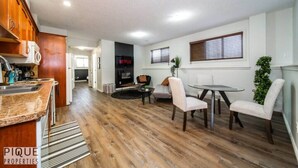 Un apartamento moderno con cocina, comedor y sala de estar.