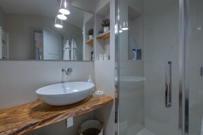 Dusche, Haartrockner, Bidet, Handtücher