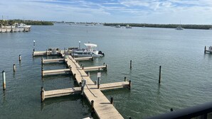 Un port de plaisance avec des quais en bois et des bateaux.