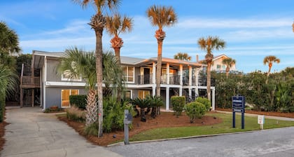 Close Beach Access- Private Pool - Guest Favorite