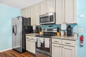 Kjøleskap, mikrobølgeovn, ovn og kokeplater