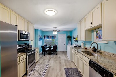 Vibrant Bungalow in Historical Fort Myers District