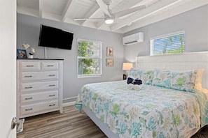 4 chambres, bureau, fer et planche à repasser, lit parapluie