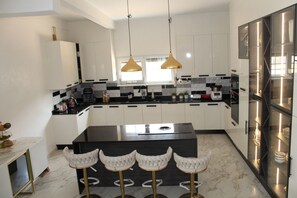 Een koelkast, een oven, een kookplaat, een vaatwasser