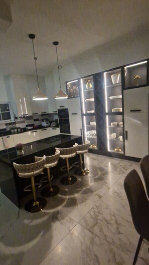 Frigorifero, forno, piano cottura, lavastoviglie