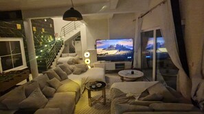 TV, tavolo da ping pong