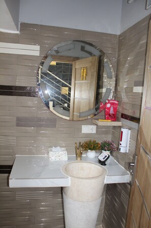 Jetted tub, hair dryer, bidet, towels - Villa, 5 Chambres, Piscine, Terrasse Amenagée. Ideal Pour les Familles (Saly)