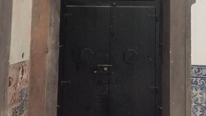 A black door with a decorative arch and a small emblem above it. - 5 minutes to the theme park! Family-sized condo with game room & deck
  (Vila Nova da Baronia)