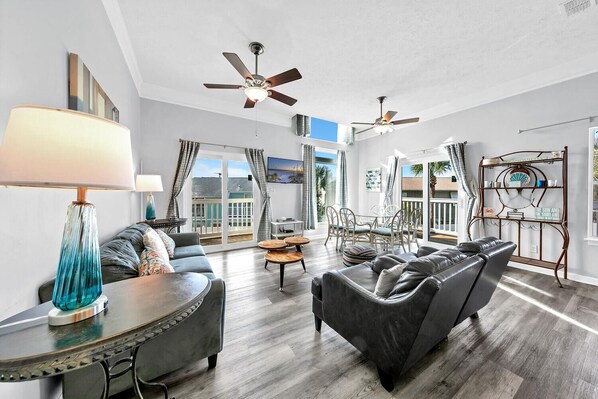 Smart TV, fireplace - ⭐Beach Across the Street-Pool+Hot Tub-The Palms A6⭐ (Panama City Beach)