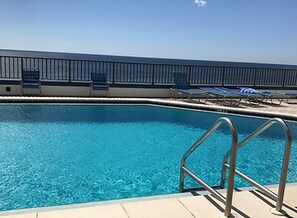 A heated pool - 🏖️Gulf Front-Hot Tub-Pool-Sundeck-Aquavista 504W🏖️ (Panama City Beach)