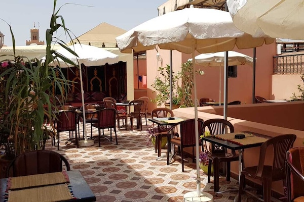 Desayuno continental diario (MAD 50 por persona)