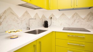 Kühlschrank, Mikrowelle, Herdplatte, Wasserkocher mit Kaffee-/Teezubehör