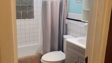 Secador de cabelo, toalhas de banho, sabonete, shampoo