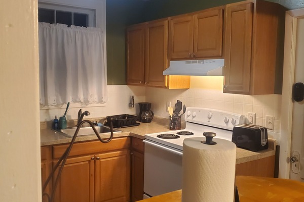 Kylskåp, ugn, spishäll och grytor/köksredskap