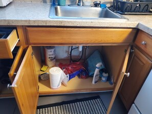 Refrigerador, horno, parrilla de estufa y utensilios de cocina