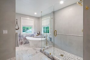 Douche, sèche-cheveux, serviettes fournies