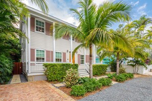 Exterior - ~CALIFORNIA DREAMING~ Enjoy an extended vacation in this posh home and pool. (Key West)