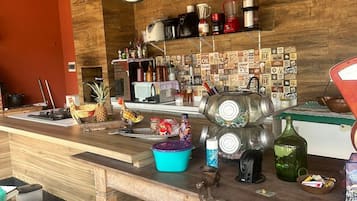 冷蔵庫、電子レンジ、オーブン、コンロ