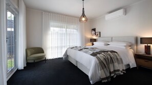 5 bedrooms, iron/ironing board, Internet, bed sheets