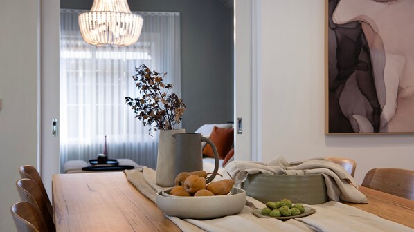 5 bedrooms, iron/ironing board, Internet, bed sheets - Peahen House - Trentham Luxury (trentham)