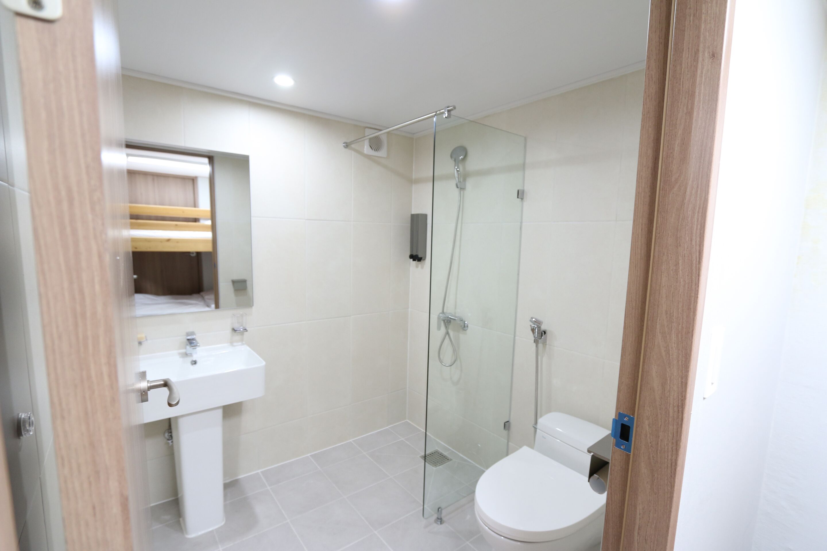 Quadruple Room (Private Bathroom) | 浴室 | 淋浴設備、吹風機、毛巾