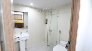 Quadruple Room (Private Bathroom) | Bad | Dusj, hårføner og håndklær