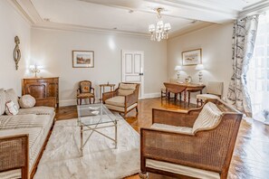 Smart TV, lareira, mesa de pingue-pongue