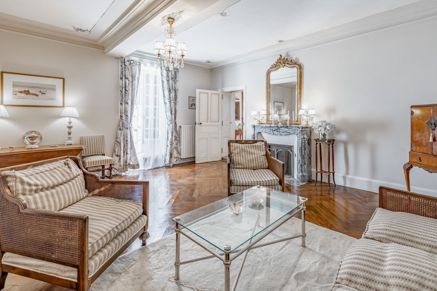 スマートテレビ、暖炉、卓球台