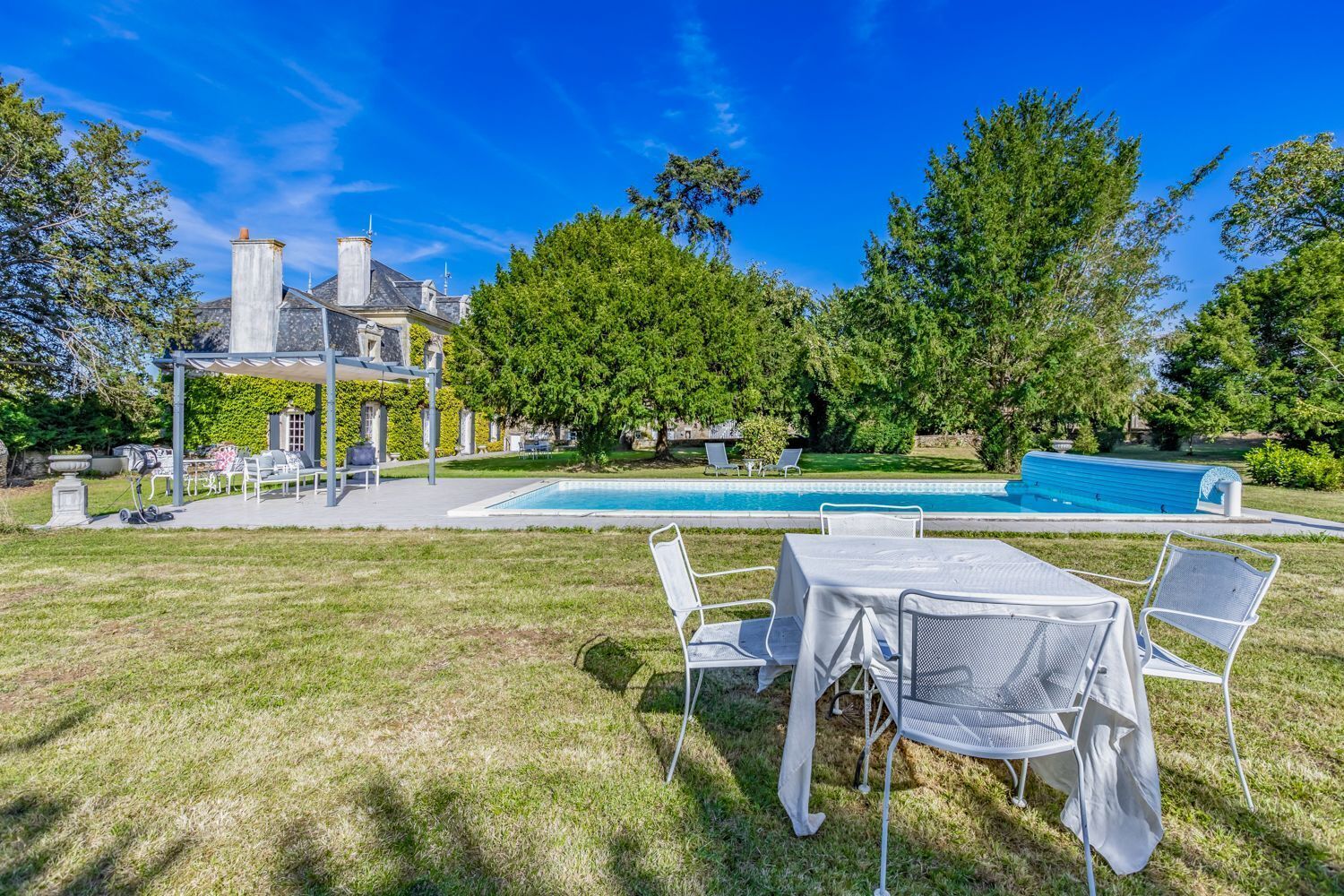 屋外ダイニングエリア