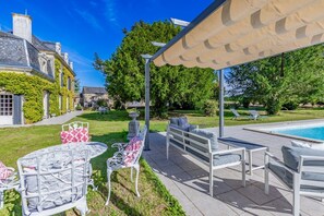 Outdoor dining - Manoir Du Village - Five Bedroom Villa, Sleeps 10 (Irais)
